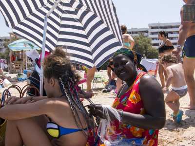 ...e una donna africana intenta ad addobbare il capo di una turista con delle treccine. Perch� qui a Pane e Pomodoro avviene l�incontro tra la Bari degli immigrati e quella dei turisti